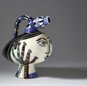 《鴨子花瓶》 雕刀刻飾旋製白陶瓶壺，以氧化料描繪圖案，白釉彩，施黑色、藍色、綠色、褐色，1951年。  高：42.5釐米，寬：21.5釐米，長： 45釐米。  蓮娜•米勒藏品。